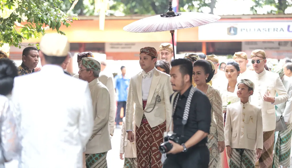 "Maaf mas, media tak bisa masuk ke dalam. Untuk media diberikan tempat di tenda samping," kata resepsionis yang menjaga satu-satunya pintu masuk, Jumat (18/8). (Adrian Putra/Bintang.com)