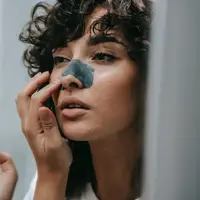 Intip cara ampuh untuk menghilangkan komedo membandel di pinggir bibir. (pexels.com/Sam Lion)