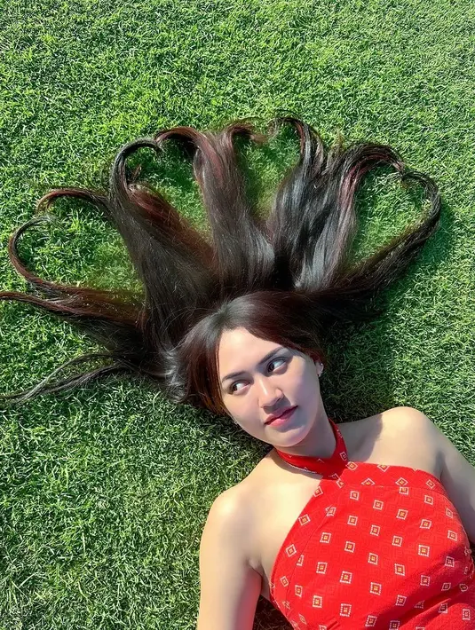 Ia menyempatkan diri foto di tempat yang indah tersebut. Penampilannya dengan long dress merah tuai pujian. [Instagram @happyasmara]