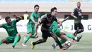 Aksi pemain Sriwijaya FC, Alberto Goncalves melewati adangan para pemain Bhayangkara FC pada lanjutan Liga 1 2017 di Stadion Patriot Bekasi, Minggu (20/8/2017). Bhayangkara FC menang 2-1. (Bola.com/Nicklas Hanoatubun)