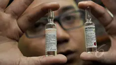 Seorang petugas memperlihatkan dua tabung obat saat diskusi tentang " Obat tidak aman nyawa taruhannya " di Warung Daun, Jakarta, Jumat (13/3/2015). (Liputan6.com/Faizal Fanani)