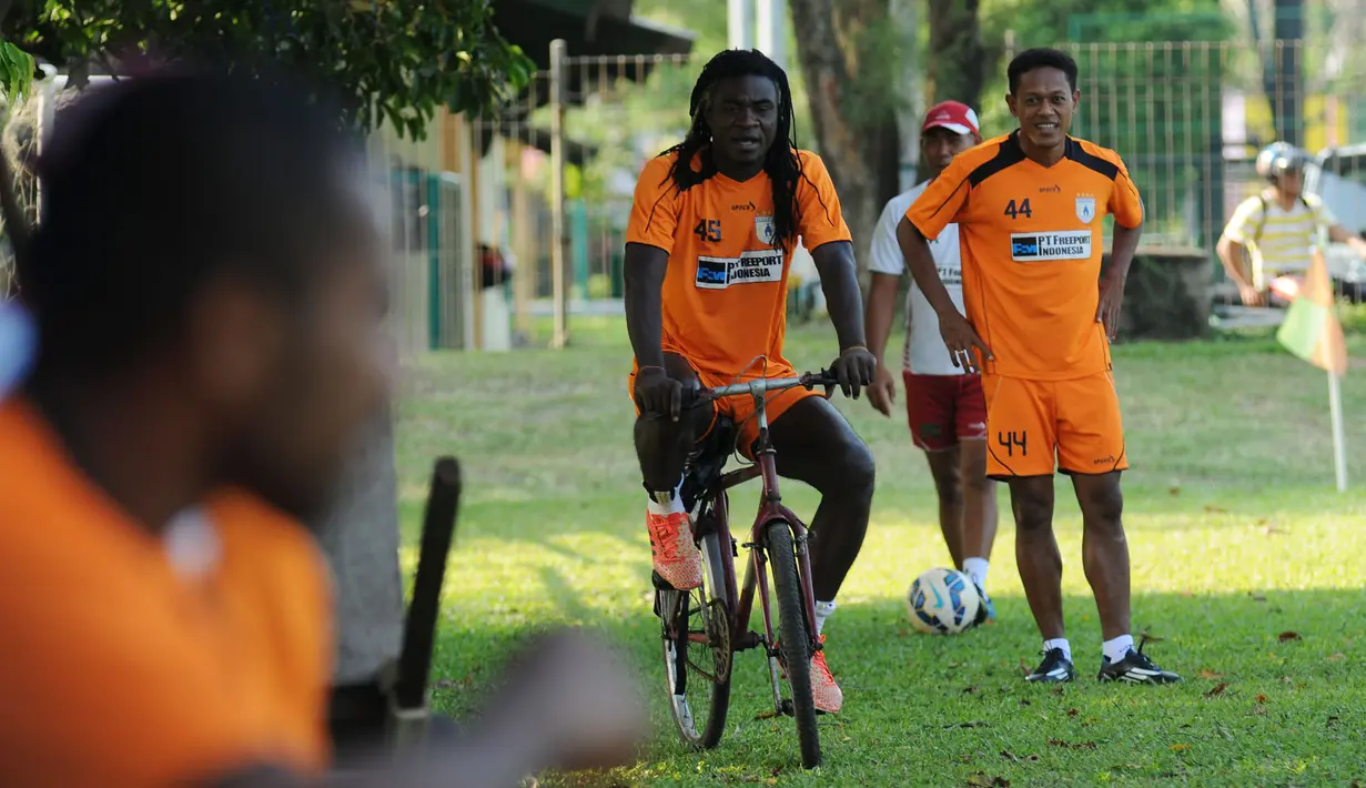 Pemain Persipura, Bio Paulin menaiki sepeda jelang berlatih di Lapangan C Senayan, Jakarta, Senin (5/5/2015). Latihan tersebut merupakan persiapan jelang AFC 2015 di Bengaluru, India, 12 Mei mendatang. (Liputan6.com/Helmi Fithriansyah)