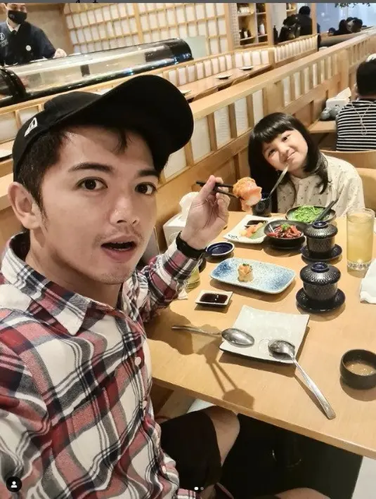 <p>Beragam tempat makan pun mereka kunjungi bersama. (Foto: Instagram/nickytirta)</p>