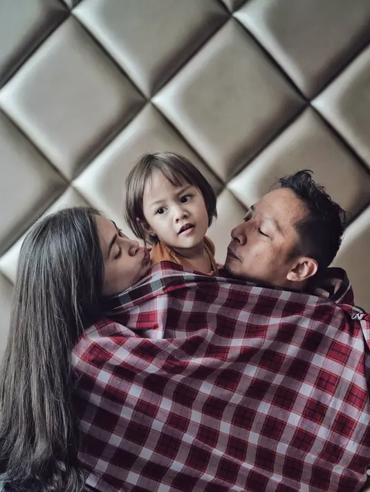 Potret keseruan keluarga kecil Ringgo Agus inipun kerap dibagikannya ke akun Instagram Ringgo Agus dan Sabai. Mereka kerap melakukan hal-hal seru nan kocak baik itu di rumah maupun saat sedang liburan. (Liputan6.com/IG/ringgoagus)
