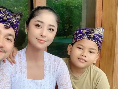 Pesona penyanyi dangdut yang dikenal dengan goyang gergaji ini memang menawan. Dewi Perssik yang kerap disapa DP kini baru liburan di Pulau Dewata Bali bersama keluarga. (Liputan6.com/IG/@dewiperssikreal)