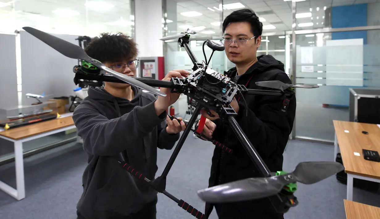 Staf memeriksa drone di sebuah perusahaan teknologi penerbangan di Kota Tianjin, China, 3 Desember 2020. Kawasan Baru Binhai di Tianjin telah secara aktif menggenjot perkembangan industri drone dalam beberapa tahun terakhir dengan mendorong inovasi di kalangan perusahaan lokal. (Xinhua/Zhao Zishuo)
