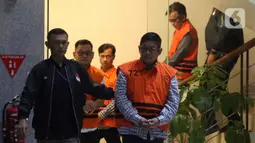Penahanan keempat tersangka ini merupakan pengembangan perkara sebelumnya dalam operasi tangkap tangan (OTT). Tampak dalam foto, Wakil Ketua Dewan Perwakilan Rakyat Daerah (DPRD) Kabupaten Ogan Komering Ulu periode 2024-2029, Parwanto (depan) sesaat sebelum rilis penetapan penahanan di Gedung Merah Putih Komisi Pemberantasan Korupsi (KPK), Jakarta, Kamis 20 November 2025. (Liputan6.com/Helmi Fithriansyah)