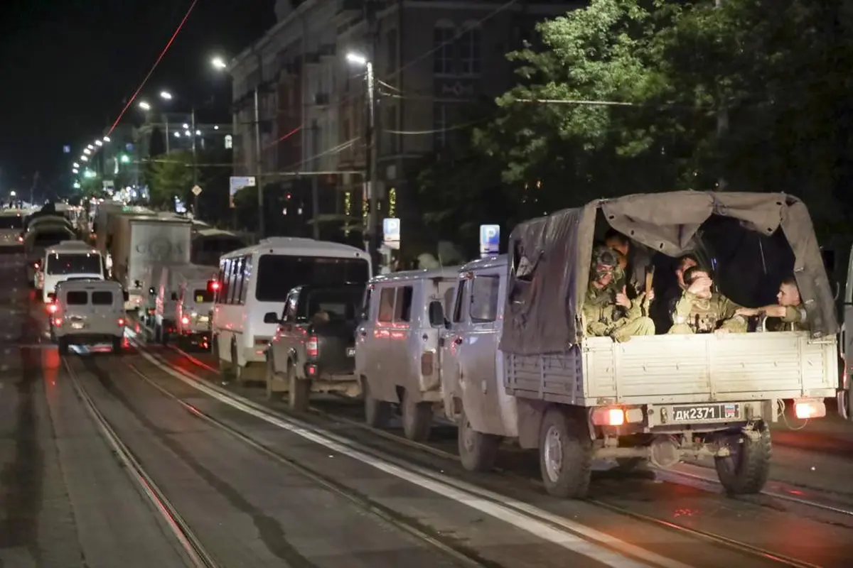 Prajurit Wagner duduk di kendaraan militer mereka saat mereka bersiap untuk meninggalkan area di markas besar militer Rusia, Southern Military District di sebuah jalan di Rostov-on-Don, Sabtu, 24 Juni 2023. (AP)