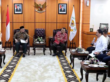 Ketua DPD La Nyalla Mattalitti (kiri) menggelar pertemuan dengan PP Forum Staf Ahli Kepala Daerah (Forskada) se-Indonesia di Gedung Nusantara III, Jakarta, Rabu (9/10/2019). Pertemuan untuk menjalin silaturahmi antara Forskada se-Indonesia dengan DPD. (Liputan6.com/JohanTallo)