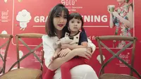 Meski disibukkan dengan berbagai kegiatan di dunia hiburan, Gisella Anastasia tetap meluangkan waktu untuk putri semata wayangnya, Gempita Nora Marten. (Kapanlagi.com/Muhammad Akrom Sukarya)