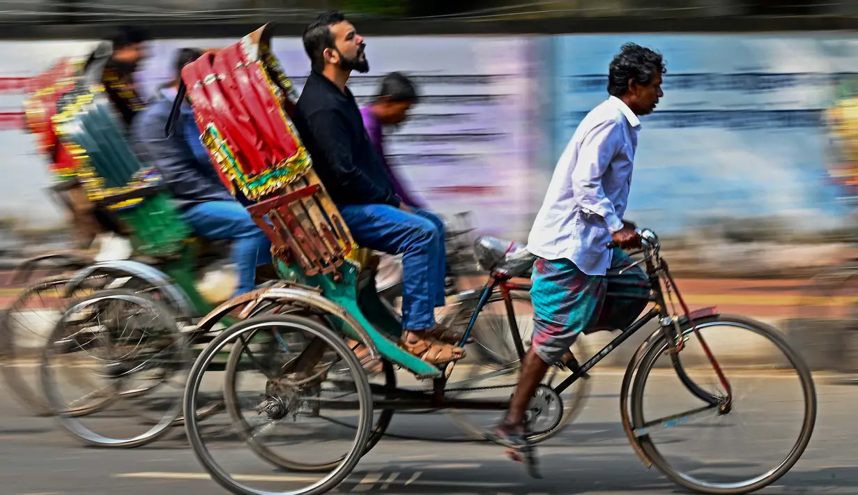 Foto yang diambil pada tanggal 13 Desember 2023 ini menunjukkan para pengemudi becak sepeda yang sedang mengangkut penumpang di Dhaka. (Munir UZ ZAMAN/AFP)