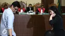 Suami alm Mirna, Arief Sumarko dan saudaranya, Sandy Salihin usai diambil sumpah saat mengikuti persidangan lanjutan Jessica Kumala Wongso dengan agenda pemeriksaan saksi di Pengadilan Negeri Jakarta Pusat, Selasa (12/7). (Liputan6.com/Faizal Fanani)