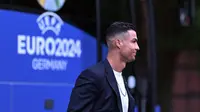 Pemain Timnas Portugal, Cristiano Ronaldo tiba di hotel tempat menginap jelang Euro 2024 di Harsewinkel, Jerman, Rabu (13/06/2024) waktu setempat. (AFP/Patricia De Melo Moreira)