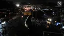 Suasana saat listrik padam di sekitar Terminal Kampung Melayu, Jakarta Timur, Minggu (4/8/2019). Pemadaman listrik serentak yang terjadi sejak Minggu siang mengubah suasana malam di ibu kota menjadi gelap gulita. (merdeka.com/Iqbal S. Nugroho)
