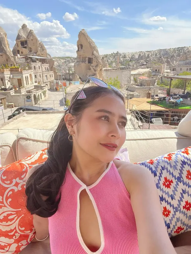Cantiknya Potret Prilly Latuconsina Saat Naik Balon Udara di Cappadocia dengan Dress Pink, Harganya Cuma Rp500ribuan
