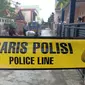 TKP rumah penemuan jasad dua wanita dicor di Harapan Jaya, Bekasi Utara, Kota Bekasi dipasangi garis polisi. (Liputan6.com/Bam Sinulingga)