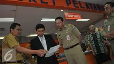 Menteri Pendayagunaan Aparatur Negara dan Reformasi Birokrasi (PANRB), Yuddy Chrisnandi ditemani Gubernur DKI Jakarta, Basuki Tjahaja Purnama (Ahok) melakukan sidak ke Balai Kota, Jakarta, Rabu (22/7/2015). (Liputan6.com/Herman Zakharia) 