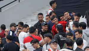 Pemain baru Persija Jakarta, Shayne Pattynama meladeni para penonton untuk berfoto bersama setelah laga Piala Asia Futsal 2026 antara Timnas Futsal Indonesia melawan Irak di Indonesia Arena, Senayan, Jakarta, Sabtu (31/01/2026). (Bola.com/Bagaskara Lazuardi)