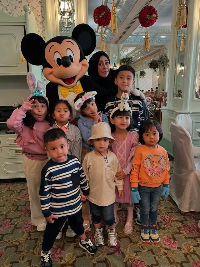 Potret gemas Rafathar, Rayyanza dan Lily kenakan baju kembar (credit: instagram/raffinagita1717)