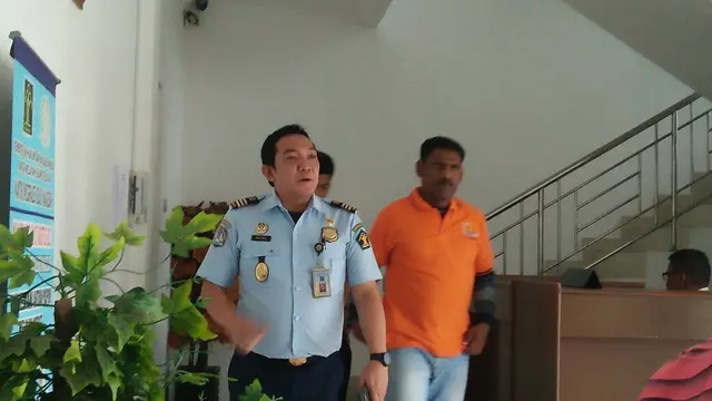Shafi, WNA asal India dikawal petugas Imigrasi (Liputan6.com/ Eka Hakim)