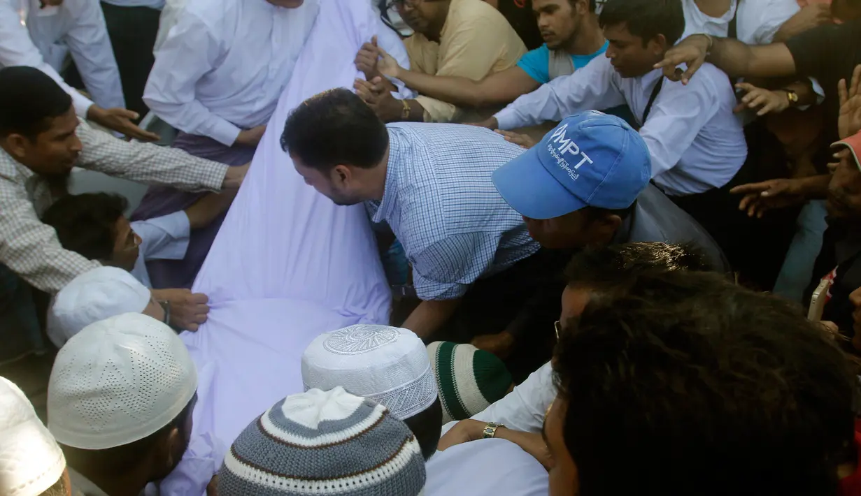 Umat Muslim saat menguburkan jenazah Ko Ni di Yangon, Myanmar (30/1). Ko Ni tewas di tembak di kepalanya dari belakang. (AP Photo / Thein Zaw)