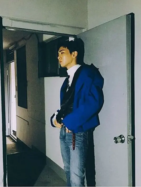 “Pergelaangan kaki kanan Onew terkilir saat konser, namun ia tak mengalami luka pada tulang. Dia (Onew) hanya harus istirahat dan mengurangi kegiatannya,” ucap salah satu perwakilan SM Entertainment. (Instagram/shine.1of1)