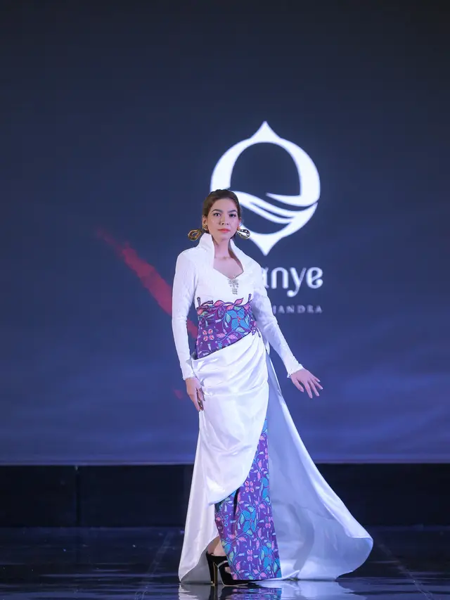 Elegansi Kebaya Kombinasi Batik Taliabu dari Olanye by Eko Tjandra, Terinspirasi dari Napoleon Bonaparte