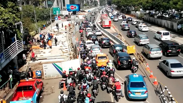 Kemacetan Parah Akibat Pipa Gas SCBD Terbakar