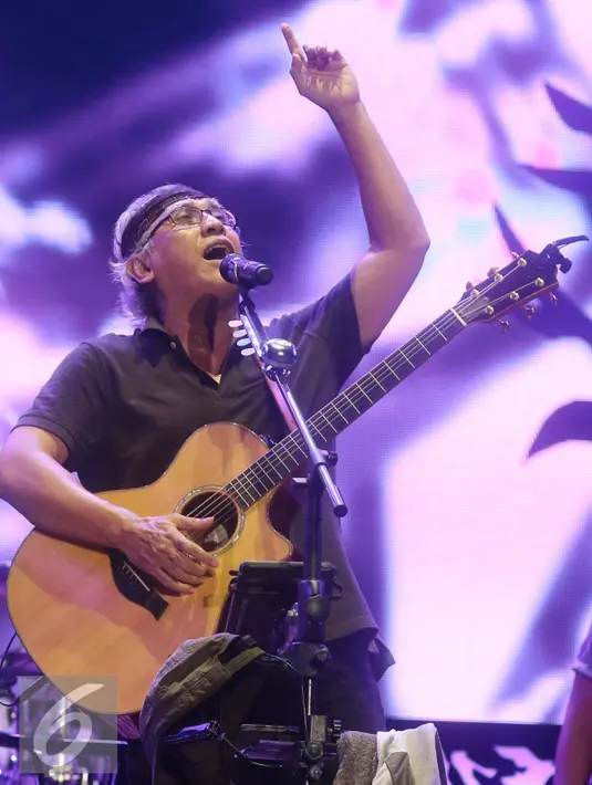 Musisi Iwan Fals tampil memukau pada konser Perayaan Karya Iwan Fals di Jakarta, Sabtu (03/9). Pada konser Iwan Fals yang bertepatan dengan HUT ke-55 didukung musisi Vickyu Sianipar dan 2 penyanyi cantik bersuara emas. (Liputan6.com/Herman Zakharia)