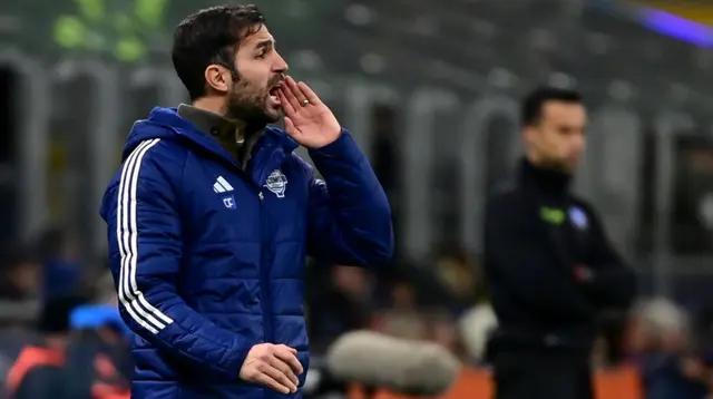 Pelatih kepala Como asal Spanyol, Cesc Fabregas, bereaksi dari area teknis selama pertandingan Seri A Italia antara Inter Milan dan Como di Stadion San Siro di Milan pada 23 Desember 2024. (Piero CRUCIATTI/AFP)