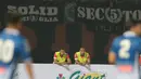 Pemain Persija Jakarta, Luis Junior dan Bruno Lopez menonton pertandingan dari pinggir lapangan di Stadion Patriot, Bekasi, (19/7/2017). Persija kalah 0-7. (Bola.com/Nicklas Hanoatubun)