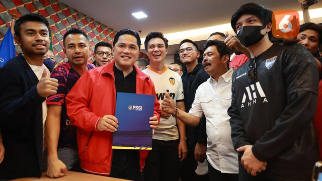 Foto: Kaesang dan Artis Ibukota Dampingi Erick Thohir Daftar Sebagai Calon Ketua Umum PSSI