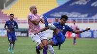 Pemain Persik Kediri, Youssef Ezzejjari Lhasnaoui (kiri) dan pemain PSIS Semarang, M Rio Saputro berebut bola saat laga pekan ketujuh BRI Liga 1 2021/2022 antara PSIS Semarang melawan Persik Kediri di Stadion Manahan, Solo, Jumat (15/10/2021). (Bola.com/Bagaskara Lazuardi)