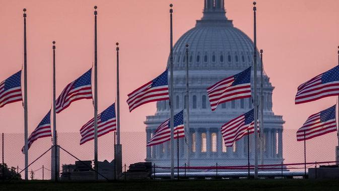 Bendera di gedung-gedung federal AS dikibarkan setengah tiang untuk menghormati kepergian John McCain (AP/J David Ake)