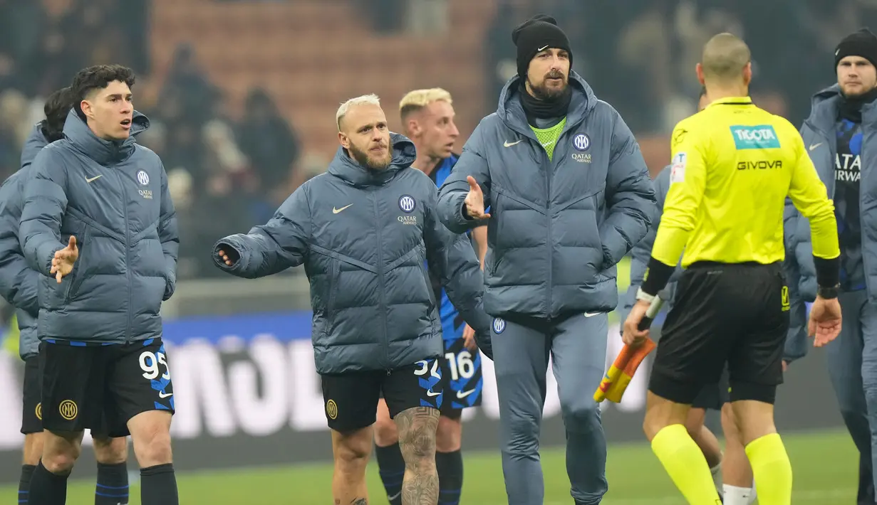 Para pemain Inter Milan memprotes wasit setelah ditahan imbang Bologna dalam laga tunda pekan 19 Serie A 2024/2025 yang dihelat di Giuseppe Meazza, Kamis (16/1/2025) dini hari WIB. (AP Photo/Luca Bruno)