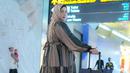 Tasyi Athasyia mengunggah momen keberangkatannya untuk menjalani umroh di media sosial. Dirinya terlihat tampil dengan busana gamis perpaduan warna cokelat dan detail hitam. (Liputan6.com/IG/@tasyiiathasyia)