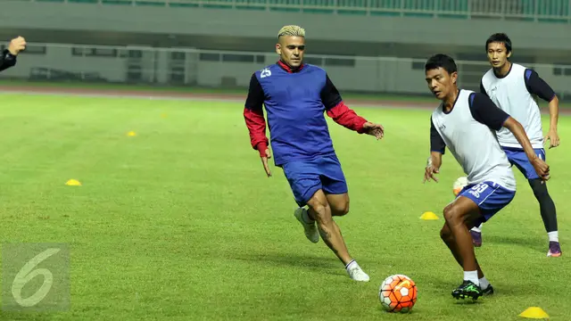 Arema FC Gelar Latihan Terbuka di Pakansari-Bogor- Helmi Fithriansyah-20170310