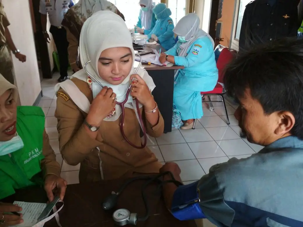 Sopir bus di Terminal Guntur, Garut jalani tes urine untuk arus mudik 2017. (Liputan6.com/Jayadi Supriadin).