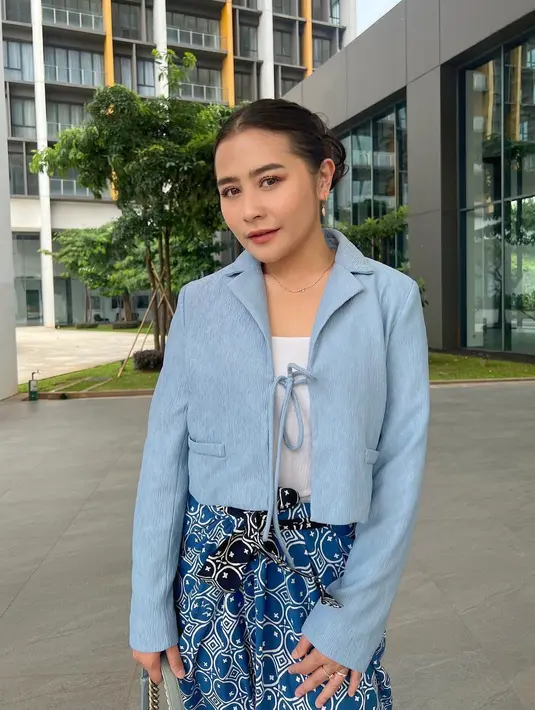 Outfit blue on blue diaplikasikan Prilly dengan memadukan bawahan batik dengan tanktop dan blazer [@prillylatuconsina96]