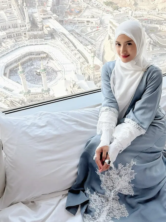 Anggun dan Menyejukkan, Ini Gaya Anissa Aziza Saat Jalani Umrah di Makkah