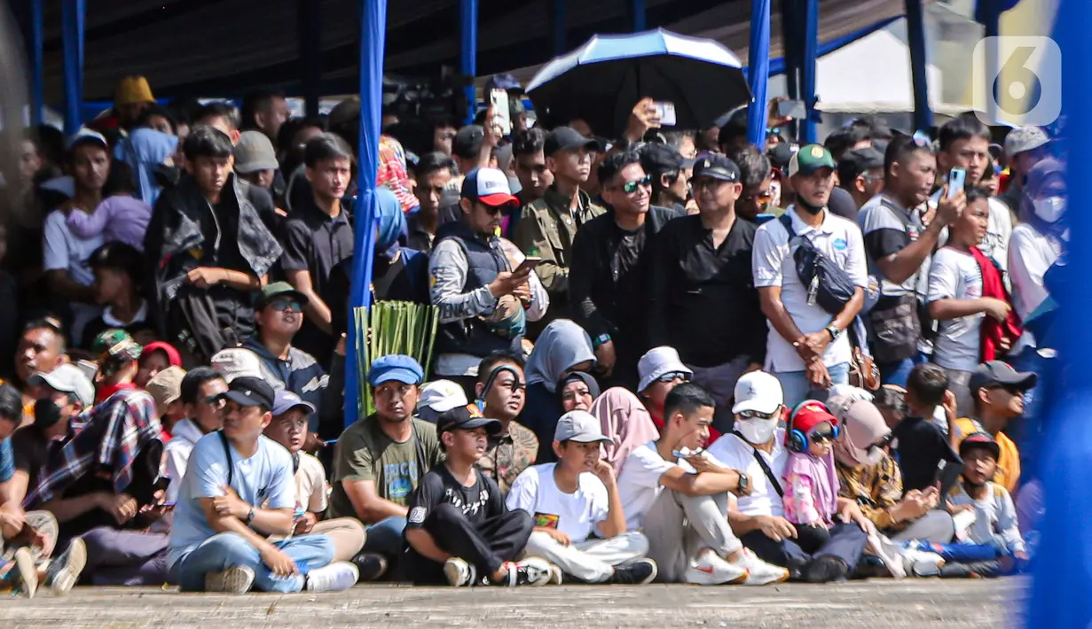 Selain upacara, fly pass formasi 77 juga akan dilakukan oleh pesawat F-16, serta demo darat dan demo udara yang terdiri dari terjun penyelamatan, pembebasan sandera, close air support, dan atraksi tempur di udara. (Liputan6.com/Faizal Fanani)