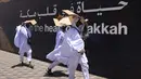 Umat muslim menggunakan karton untuk melindungi diri dari sengatan matahari saat berjalan di jalanan di kota Makkah, Arab Saudi, pada 2 Juni 2025. (HAZEM BADER/AFP)