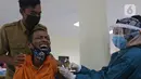 Tenaga kesehatan menyuntikan vaksin Covid-19 AstraZeneca kepada warga binaan sosial di Panti Sosial Bina Insan, Cipayung, Jakarta, Selasa (14/9/2021). Sebanyak 180 warga binaan sosial telah menerima vaksin Covid-19 dosis pertama dan kedua. (Liputan6.com/Herman Zakharia)