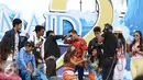 Para pemain Mermaid in Love 2 Dunia saat peluncuran di Pantai Lagon Ancol, Jakarta, Senin (5/12). Kehadiran Mermaid in Love 2 Dunia sudah ditunggu-tunggu oleh penggemar setianya. (Liputan6.com/Herman Zakharia)