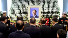 Sejumlah pelayat hadir dalam proses pemakaman mantan presiden Korea Selatan Kim Young - Sam di Seoul, Korea Selatan, (22/11). Mantan Presiden Korea Selatan yang terkenal dengan gerakan pro-demokrasi, meninggal dunia di usia ke-87. (REUTERS/Yonhap)