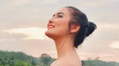 Aktris FTV berparas cantik ini memang selalu berhasil tampil modis di berbagai kesempatan. Saat menjadi model pemotretan, gaya Talitha Curtis pun sangat memukau. Gaya candidnya dengan tersenyum tipis ini banjir pujian netizen. (Liputan6.com/IG/@talithacurtis_)