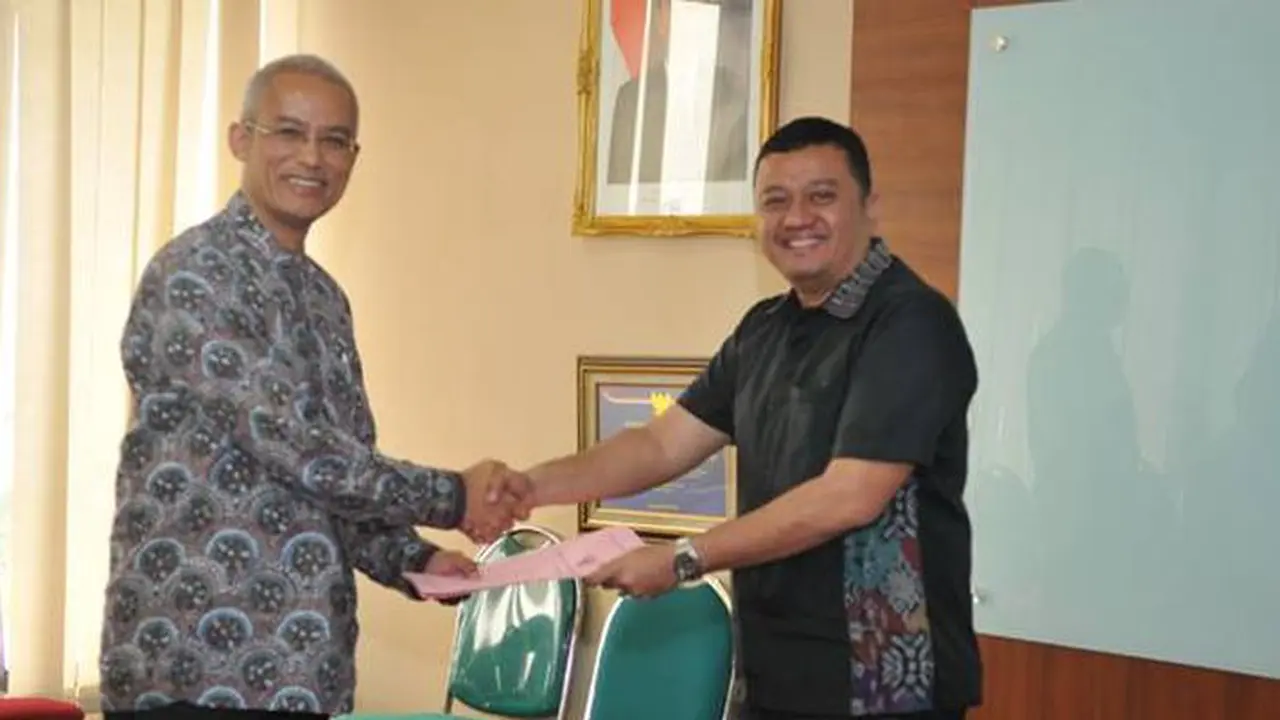 Penyerahan SK kepada Gilarsi Wahyu Setijono (kiri) sebagai Direktur Utama PT Pos Indonesia Persero).