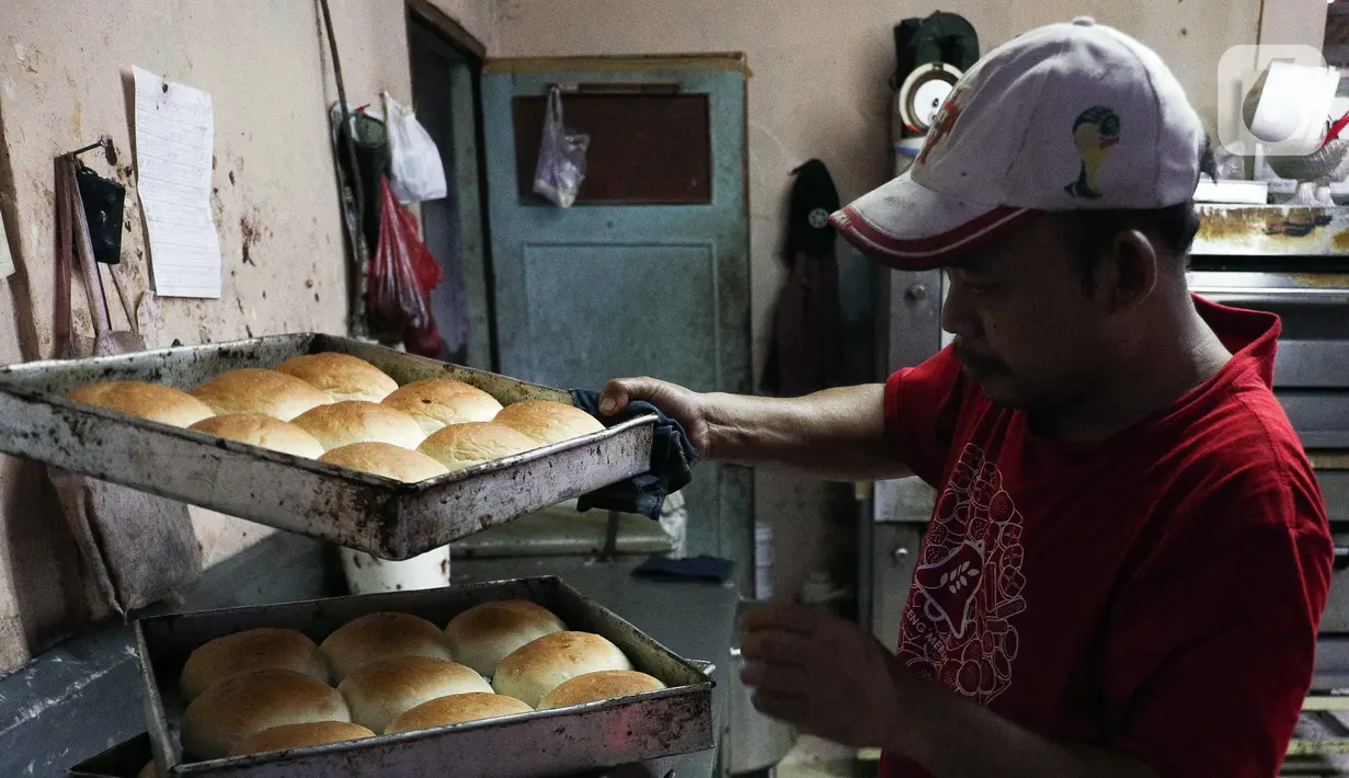 Pekerja memproduksi roti di industri roti rumahan Langgeng Sari di kawasan Pejompongan, Jakarta, Selasa (6/9/2022). Dalam waktu dekat, mereka juga akan menaikkan harga jual karena melonjaknya harga bahan bakar minyak (BBM). (Liputan6.com/Herman Zakharia)