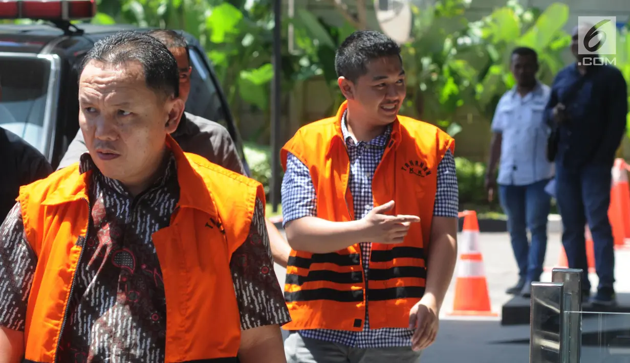 Dua tersangka Bupati Halmahera Timur nonaktif Rudi Erawan (kiri) dan Wali Kota Kendari nonaktif Adriatma Dwi Putra (kanan) menjalani pemeriksaan lanjutan di Gedung KPK, Jakarta, Kamis (15/3). (Merdeka.com/Dwi Narwoko)