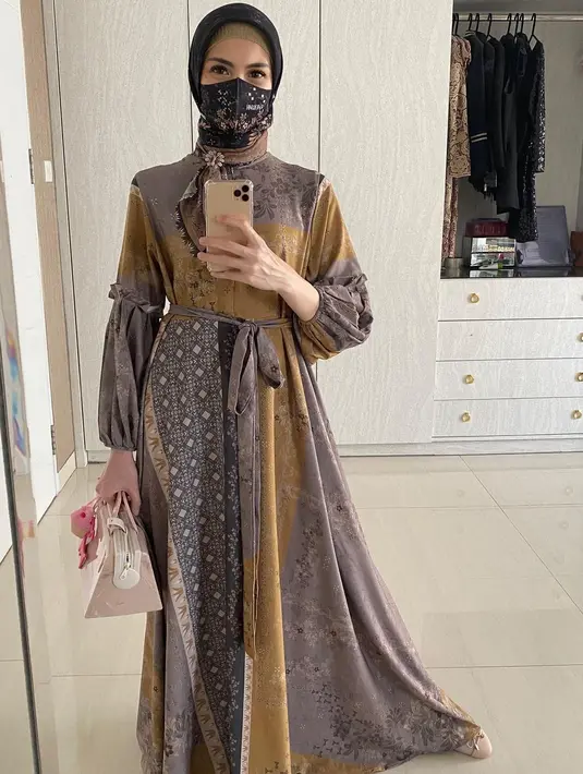 "Jadi ada satu tempat disinfektan, kalo bungkus makanan pake yang foodgrade, yang nggak pake yang nggak. Jadi kita udah pisahin. Dan sekiranya ada barang yang kurang aman, kita diemin dulu selama beberapa hari," katanya. (Instagram/donitahubiy)